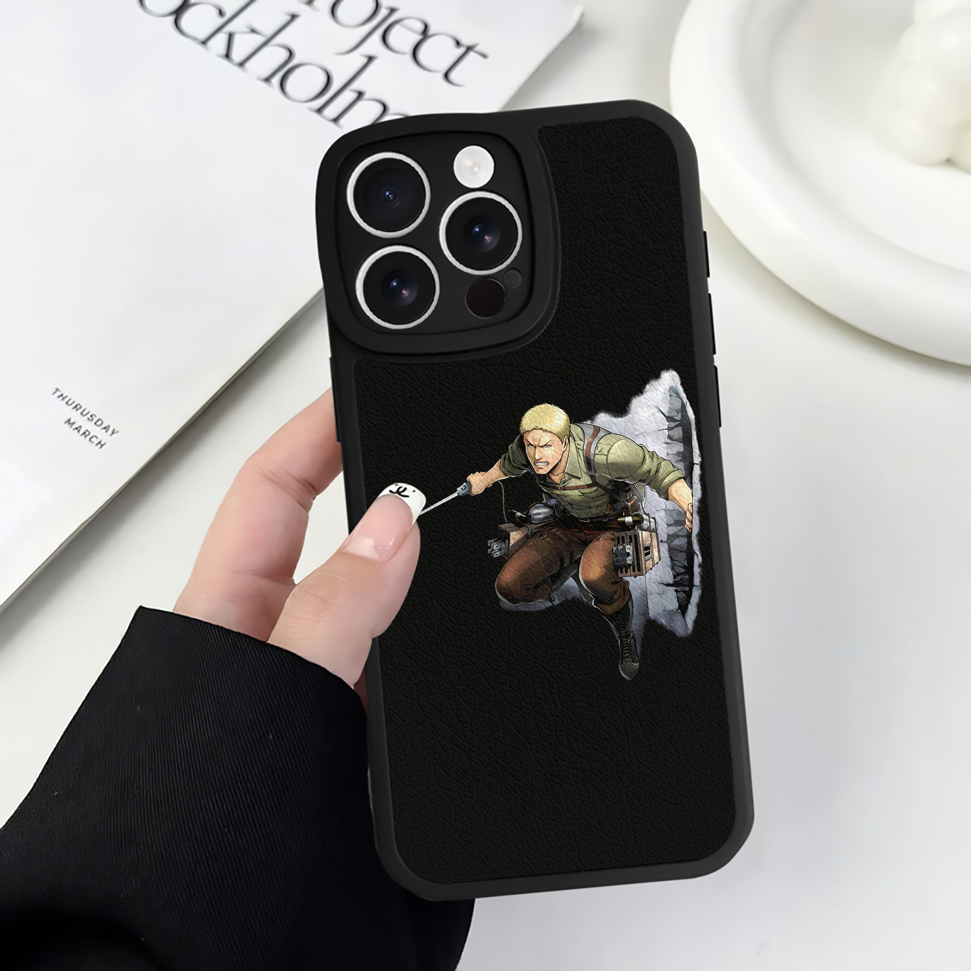 （画像用） 進撃の巨人 ライナー・ブラウン Attack on Titan Reiner Braun 【iPhone 16シリーズ対応】シリコンスマホケース（レザー調） 材質：シリコン